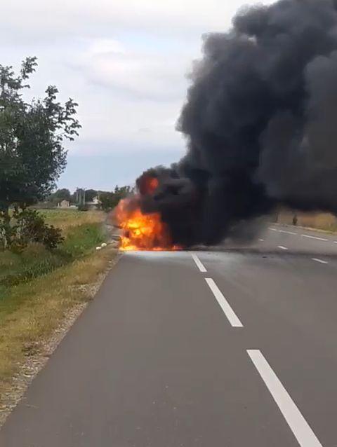 O maşină a luat foc în mers, la Vrancea, fără să fie implicată în vreun accident. Pompierii intervin pentru stingerea flăcărilor 727835