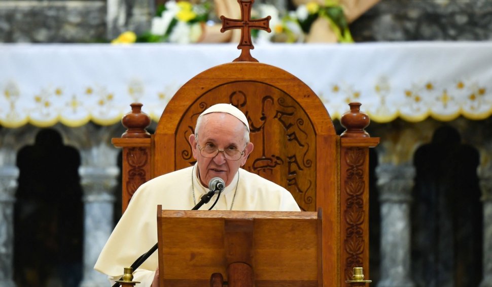 Alertă la Vatican: Papa Francisc a intrat în contact cu un episcop testat pozitiv cu COVID-19