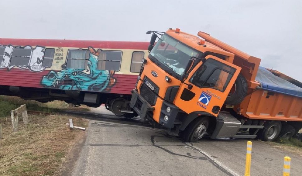 Accident grav pe calea ferată în Timiş între un camion şi un tren. Două persoane au ajuns la spital