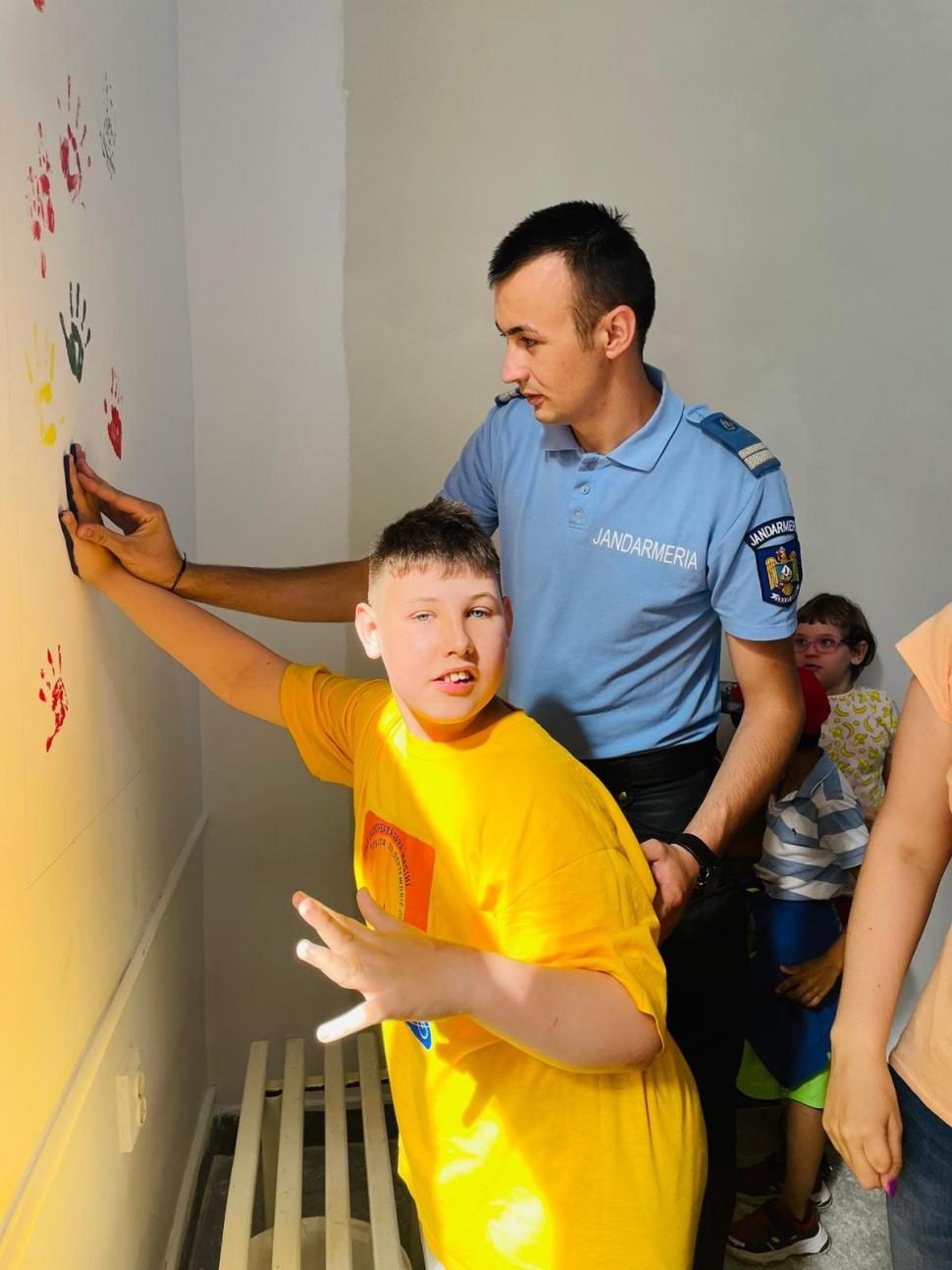 Gest impresionant al jandarmilor din Caraș-Severin: Au renovat și pictat un spital din Reșița în 100 de zile 728063