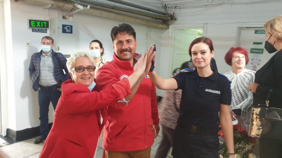 Gest impresionant al jandarmilor din Caraș-Severin: Au renovat și pictat un spital din Reșița în 100 de zile 728064