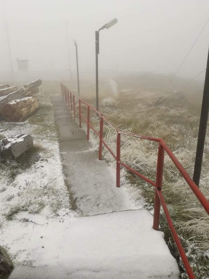 Iarna domneşte pe crestele munţilor! Zăpada s-a aşternut în mai multe zone din ţară  728172