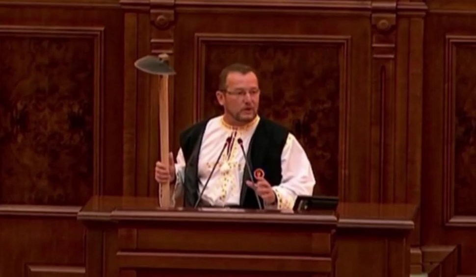 Un senator PSD a venit cu sapa în Parlament pentru a-l ironiza pe Klaus Iohannis