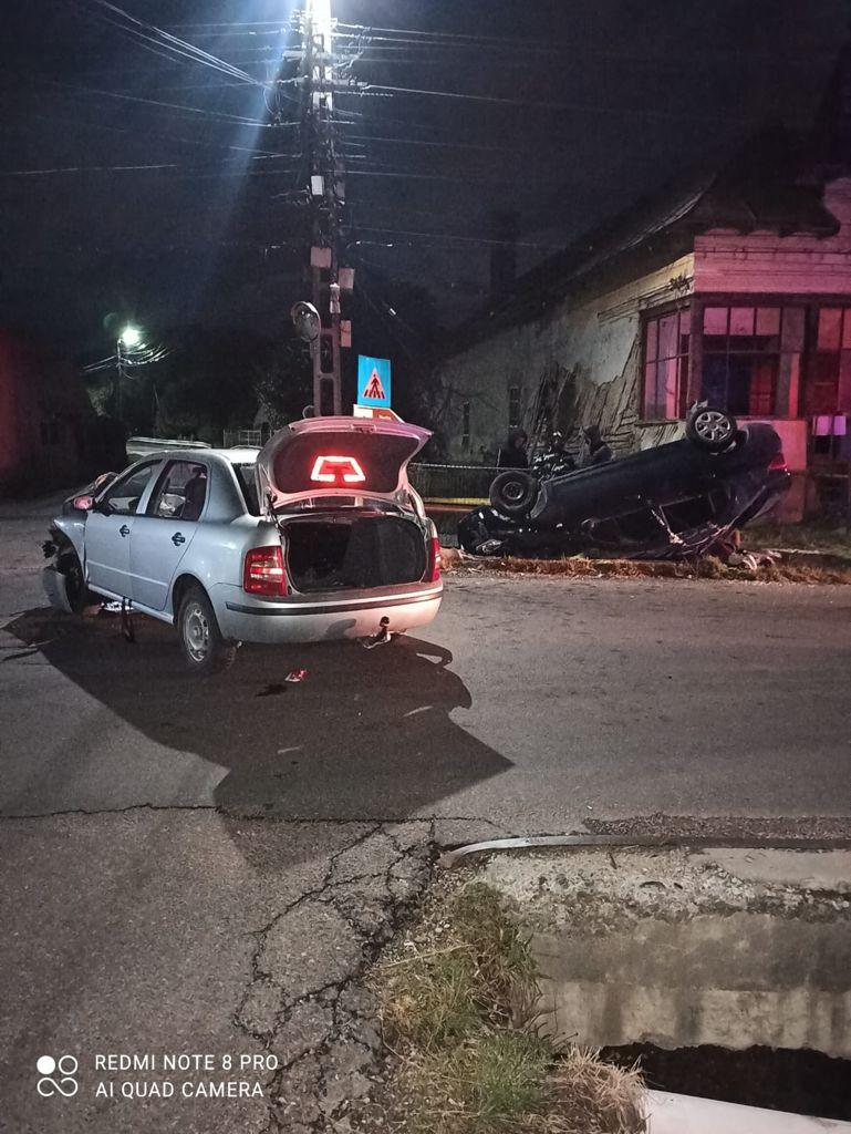 Accident cu patru victime în Argeş, după ce şoferul unei maşini s-a izbit de un alt autoturism care s-a răsturnat 728197