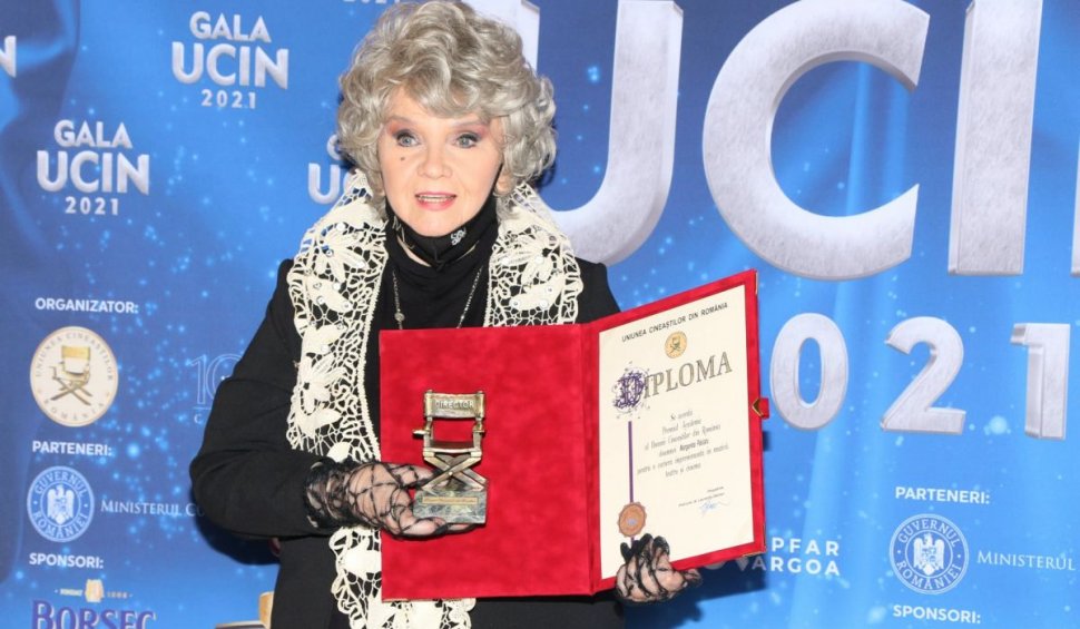 La 78 de ani, Margareta Pâslaru, elegantă şi rafinată pe scena Uniunii Cineaștilor din România