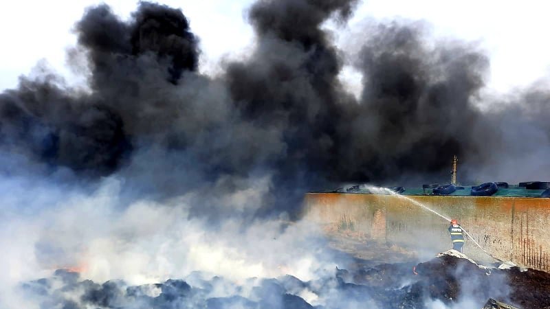 Incendiu uriaş în judeţul Giurgiu. 500 de anvelope uzate și 40 de tone de siloz de porumb s-au făcut scrum