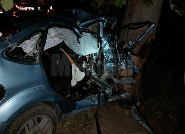 Un băiat de 17 ani a murit după ce mașina condusă de un șofer de 18 ani a intrat într-un copac, în Suceava