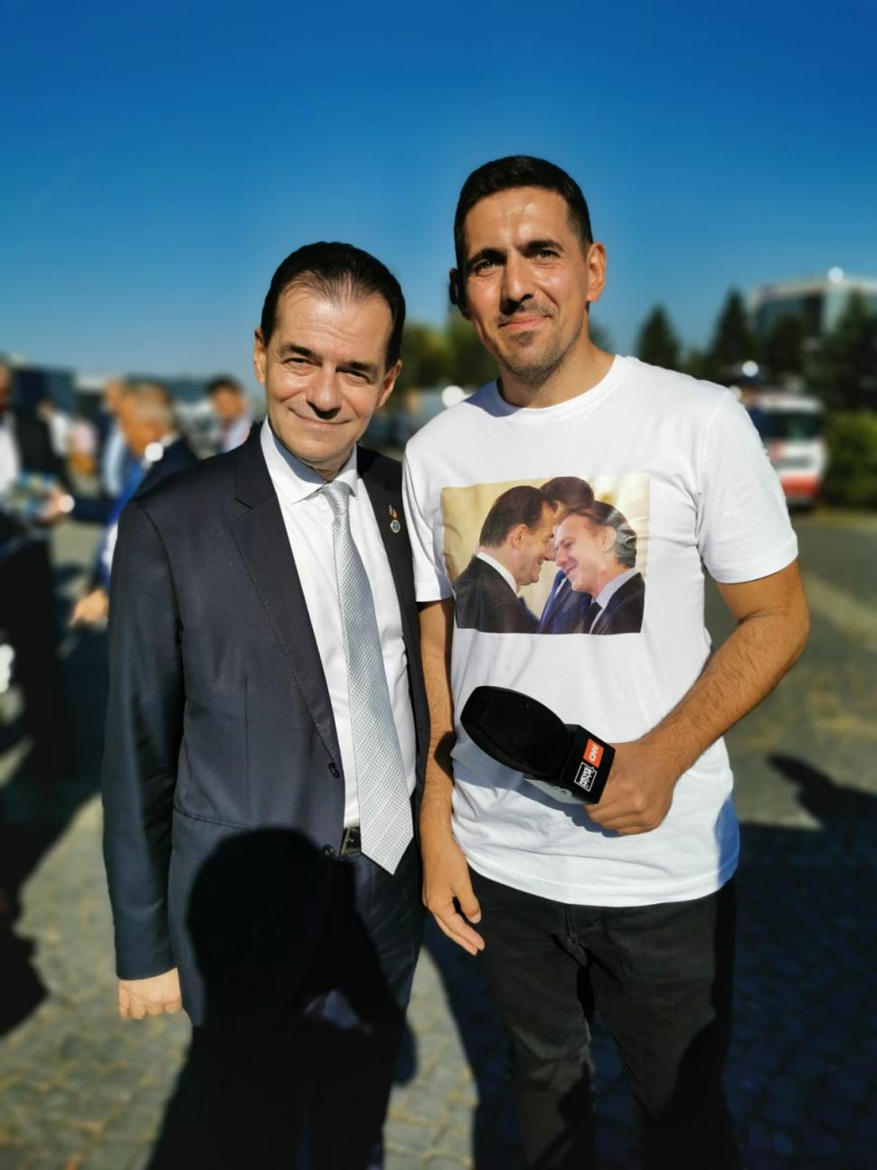 "Amândoi au izbucnit în râs". Liderii PNL, amuzaţi de tricourile purtate la Congresul PNL de jurnalistul Antena 3, Cristi Popovici 728594