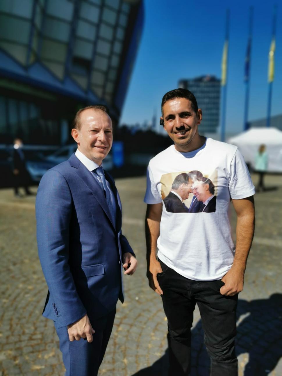 "Amândoi au izbucnit în râs". Liderii PNL, amuzaţi de tricourile purtate la Congresul PNL de jurnalistul Antena 3, Cristi Popovici 728595