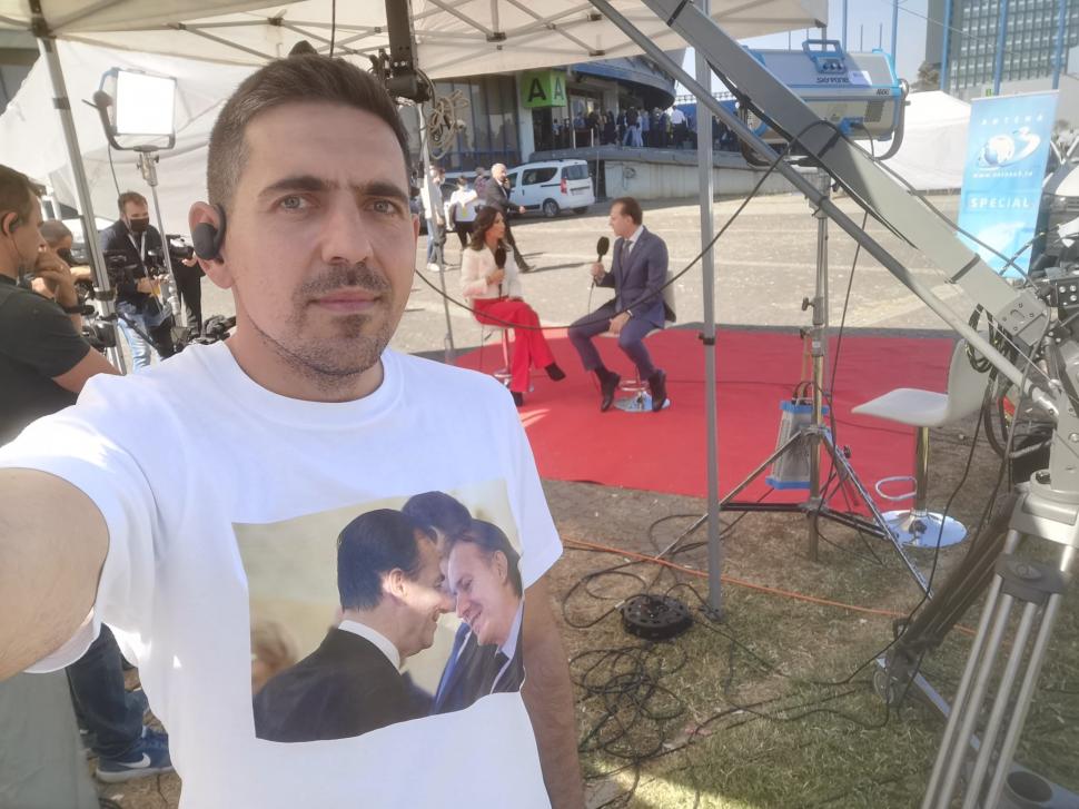 "Amândoi au izbucnit în râs". Liderii PNL, amuzaţi de tricourile purtate la Congresul PNL de jurnalistul Antena 3, Cristi Popovici 728597