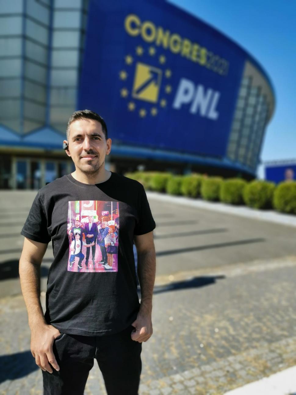 "Amândoi au izbucnit în râs". Liderii PNL, amuzaţi de tricourile purtate la Congresul PNL de jurnalistul Antena 3, Cristi Popovici 728598