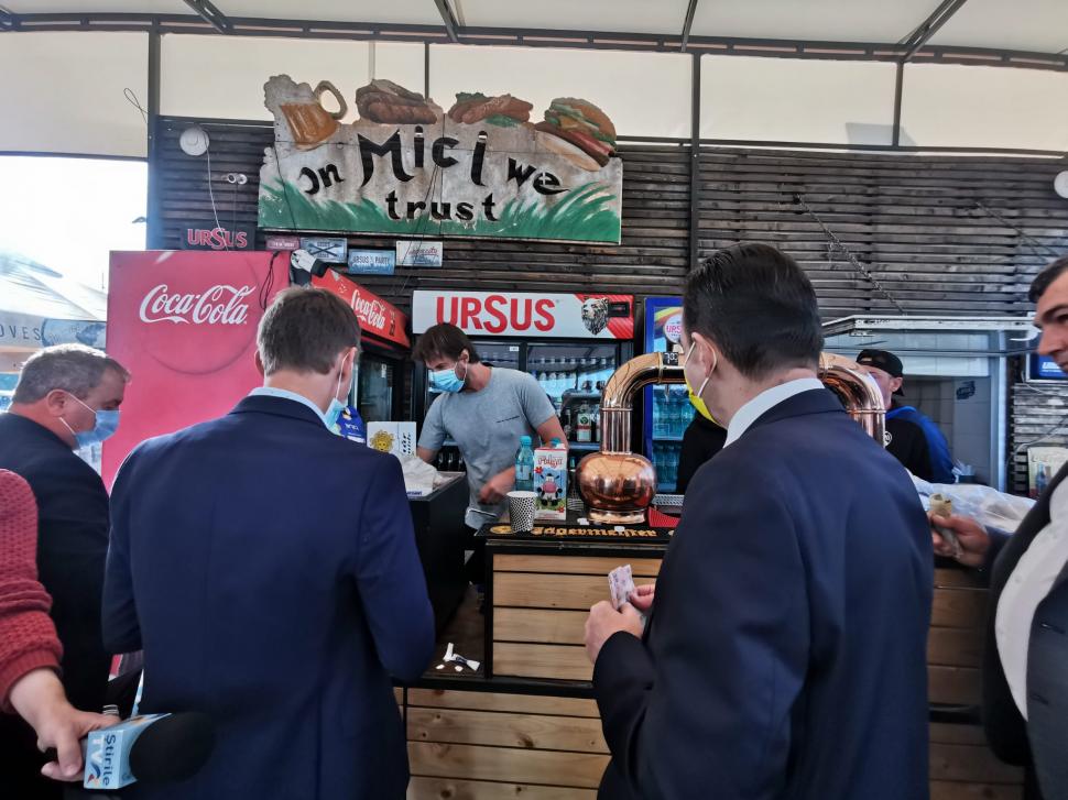 S-au încins grătarele la Romexpo. Liberalii și-au făcut poftă de vot cu mici și pastramă  728526