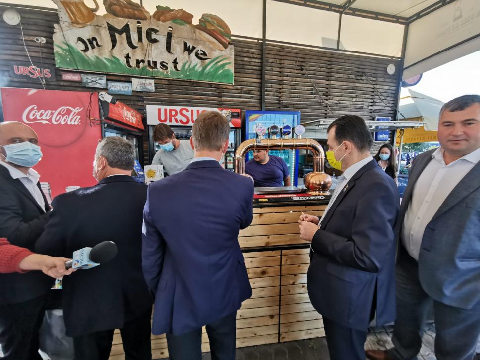 S-au încins grătarele la Romexpo. Liberalii și-au făcut poftă de vot cu mici și pastramă  728527