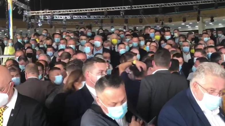 Scandal la Congresul PNL. Liberalii s-au călcat în picioare să voteze - regulile COVID, încălcate flagrant 728580