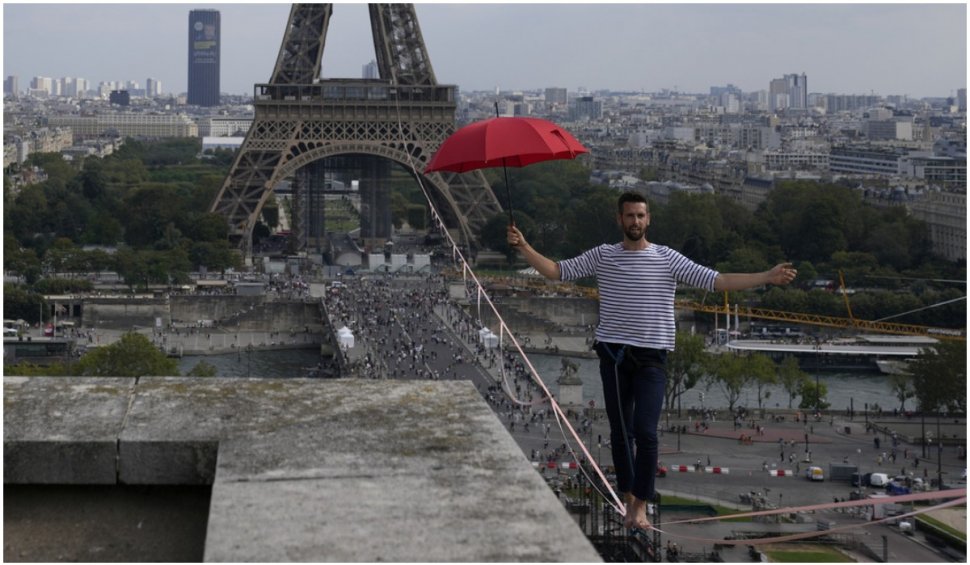 De pe Turnul Eiffel, peste Sena: un acrobat a făcut spectacol pe sfoară, la 600 de metri deasupra pamântului