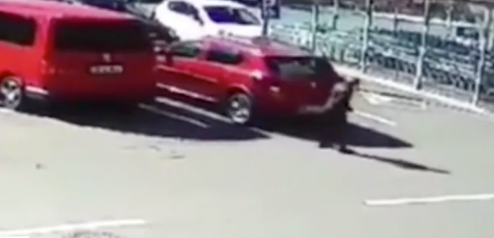 Femeie spulberată de o mașină într-o parcare din Sighișoara. Șoferița are 71 de ani