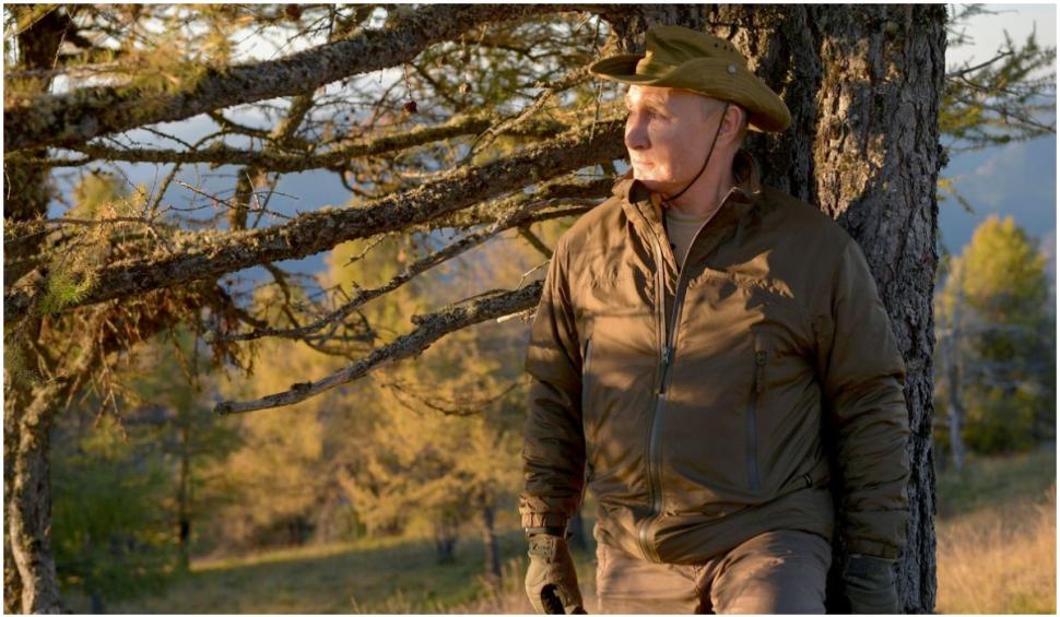 La pescuit: președintele Vladimir Putin a fost surprins de aparatele de fotografiat într-o scurtă vacanță 728699
