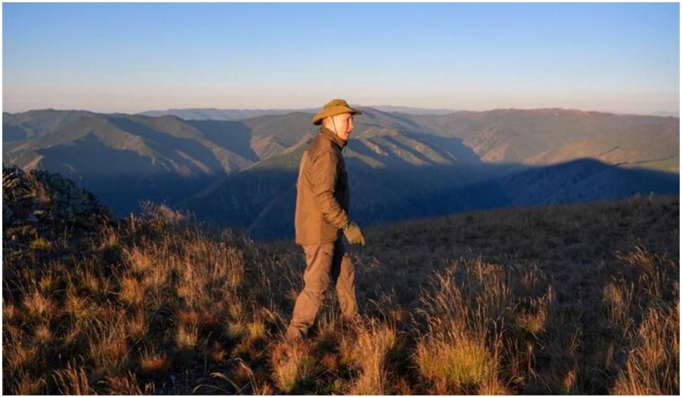 La pescuit: președintele Vladimir Putin a fost surprins de aparatele de fotografiat într-o scurtă vacanță 728700