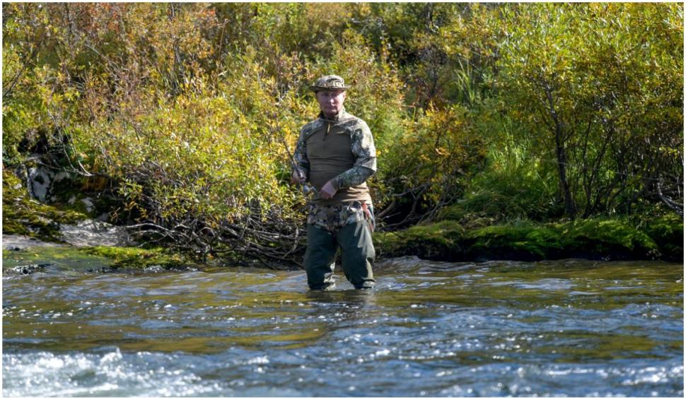 La pescuit: președintele Vladimir Putin a fost surprins de aparatele de fotografiat într-o scurtă vacanță 728701