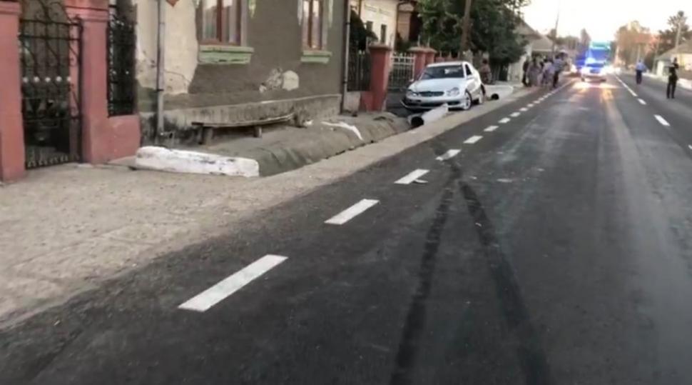 Doi bărbați din Dolj, spulberați de o mașină în timp ce stăteau pe bancă, în fața porții  728793