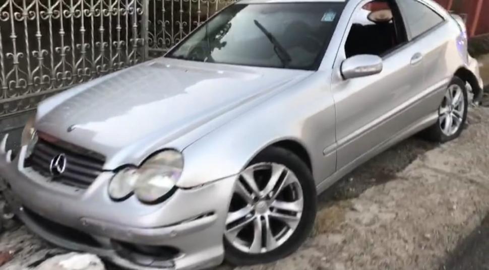 Doi bărbați din Dolj, spulberați de o mașină în timp ce stăteau pe bancă, în fața porții  728794