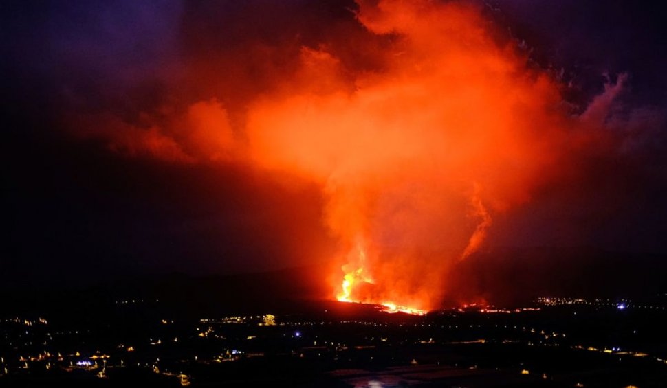 Nenorocirile nu se mai termină în La Palma. Locuitorii, obligați să rămână în case de activitatea vulcanică. Pericol de explozii și gaze toxice