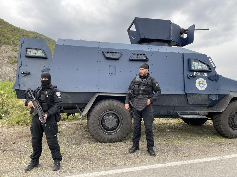 Tensiuni în creștere între Serbia și Kosovo. Sârbii au trimis blindate în zonă de frontieră, după ce Pristina a desfășurat poliția specială în nord 728916