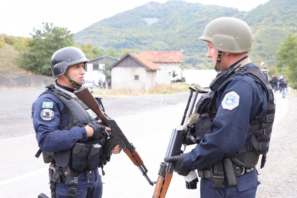 Tensiuni în creștere între Serbia și Kosovo. Sârbii au trimis blindate în zonă de frontieră, după ce Pristina a desfășurat poliția specială în nord 728917