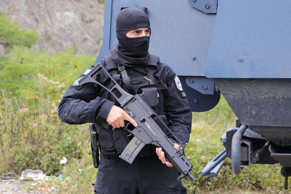 Tensiuni în creștere între Serbia și Kosovo. Sârbii au trimis blindate în zonă de frontieră, după ce Pristina a desfășurat poliția specială în nord 728918