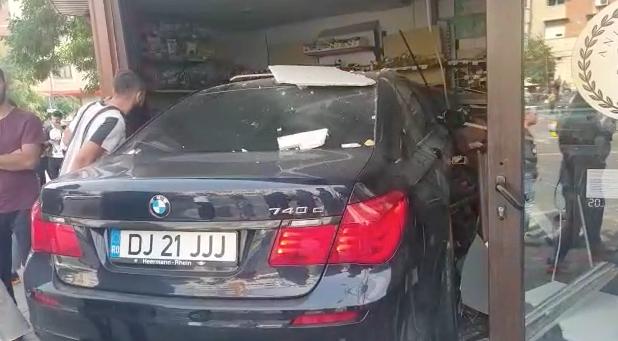 Un şofer a intrat cu BMW-ul într-un magazin din centrul Craiovei 728816