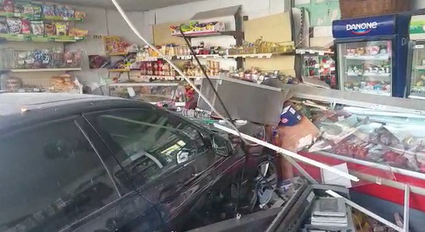 Un şofer a intrat cu BMW-ul într-un magazin din centrul Craiovei