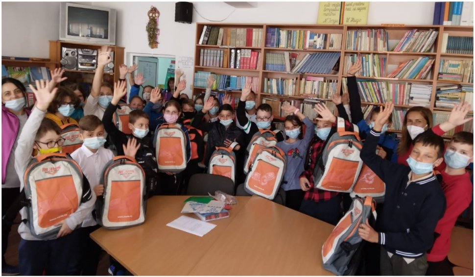 5.000 de elevi din toate regiunile ţării au primit ghiozdane complet echipate pentru noul an școlar