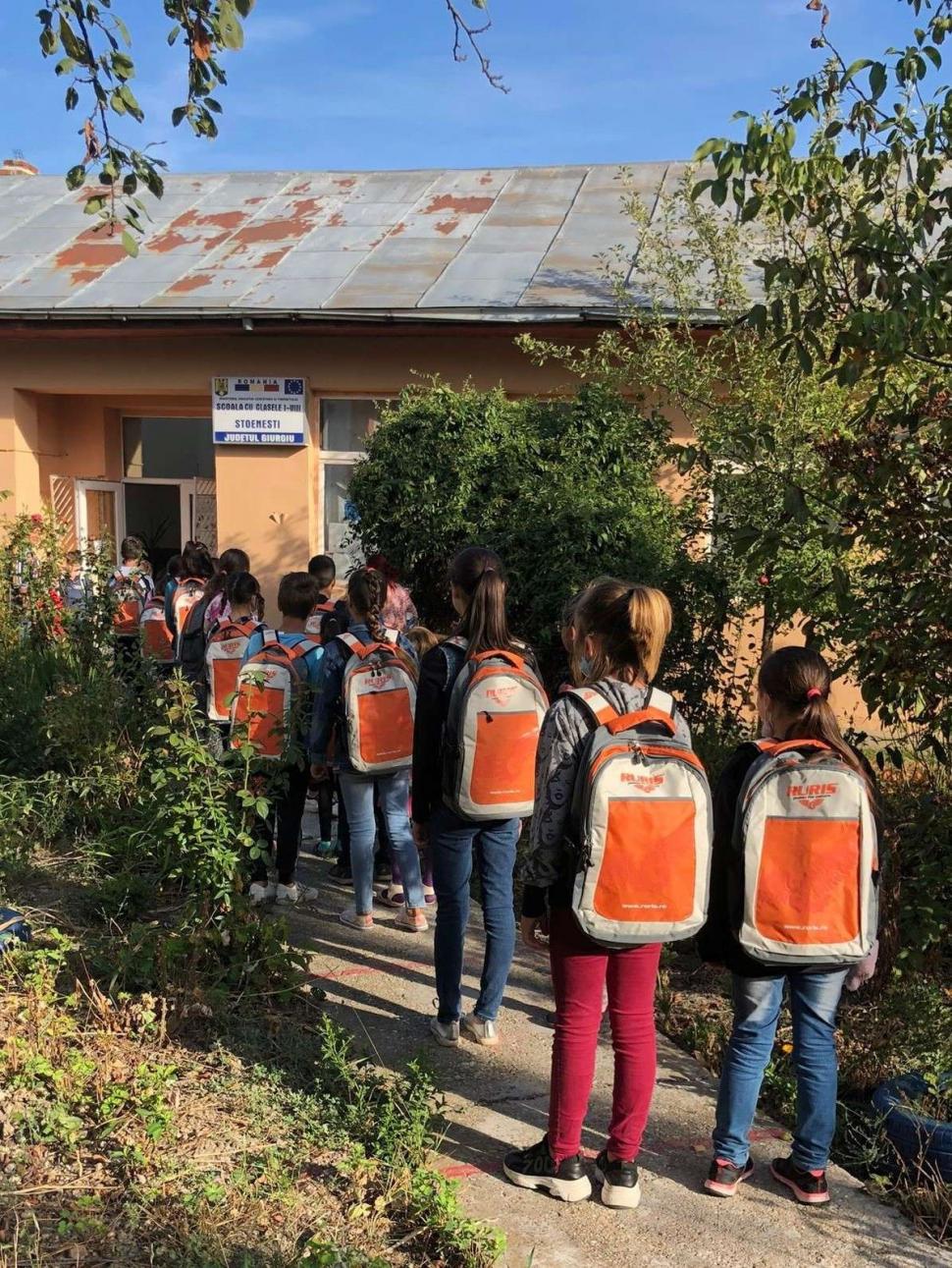 5.000 de elevi din toate regiunile ţării au primit ghiozdane complet echipate pentru noul an școlar 728942