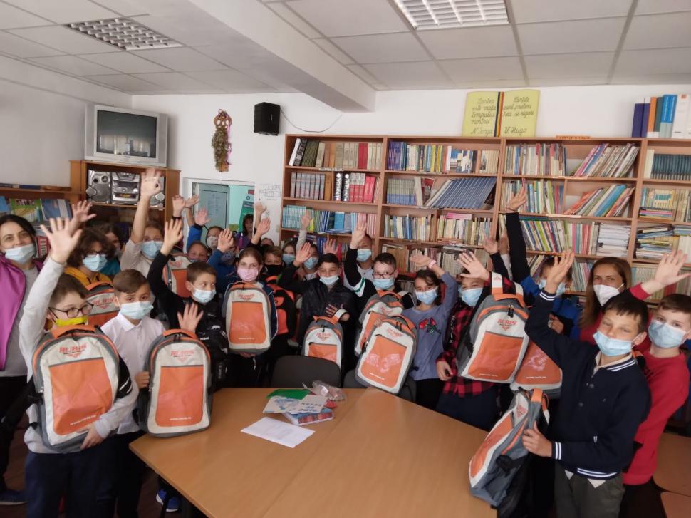 5.000 de elevi din toate regiunile ţării au primit ghiozdane complet echipate pentru noul an școlar 728943