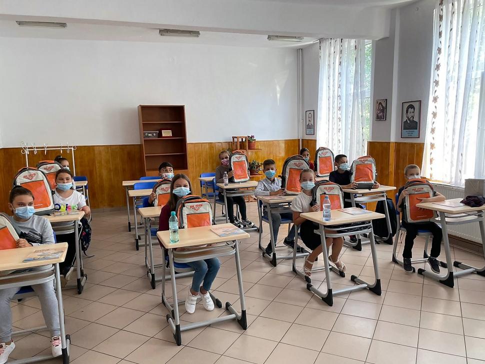 5.000 de elevi din toate regiunile ţării au primit ghiozdane complet echipate pentru noul an școlar 728944