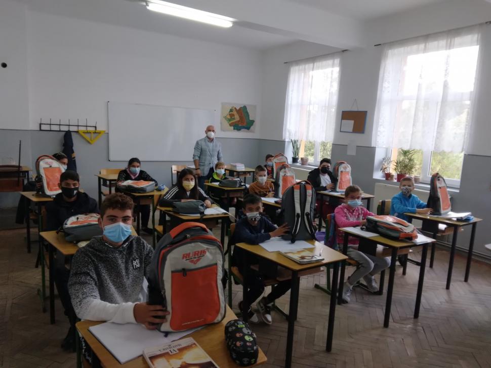 5.000 de elevi din toate regiunile ţării au primit ghiozdane complet echipate pentru noul an școlar 728945