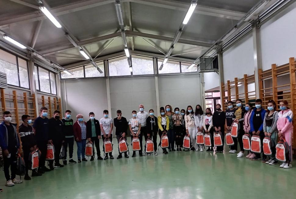 5.000 de elevi din toate regiunile ţării au primit ghiozdane complet echipate pentru noul an școlar 728947