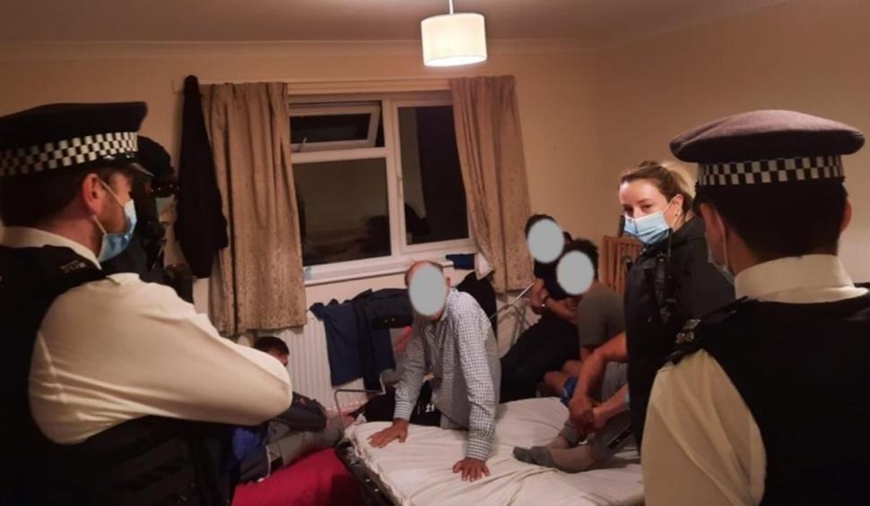 Brașoveni, cercetați de polițiștii români și britanici. Sunt suspectați de trafic de persoane în Marea Britanie 729097