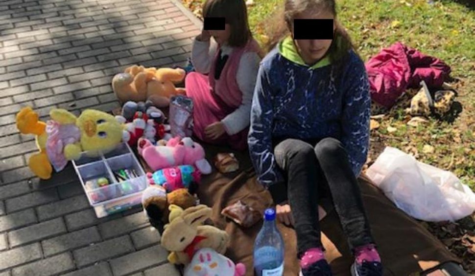 Iasmina şi Iuliana îşi vând jucăriile în stradă, cu lacrimi în ochi, la Roman, "ca să achite mama facturile. N-avem încotro"