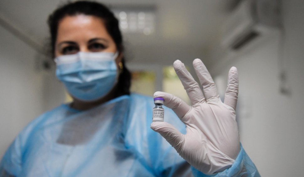 Primii români imunizați cu cea de-a treia doză de vaccin anti-COVID au fost medicii din Timișoara