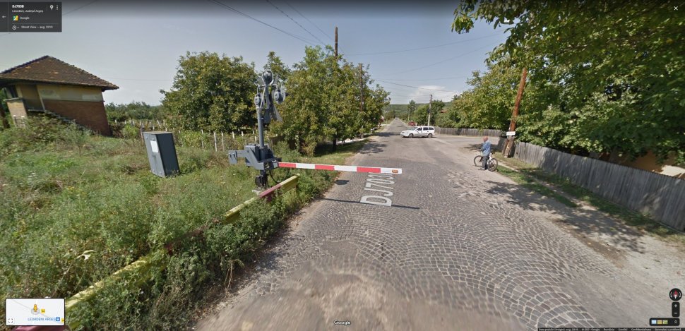 Mașina Google Street View surprinsă pe Google Maps când ignoră bariera la o trecere de cale ferată din județul Argeș 