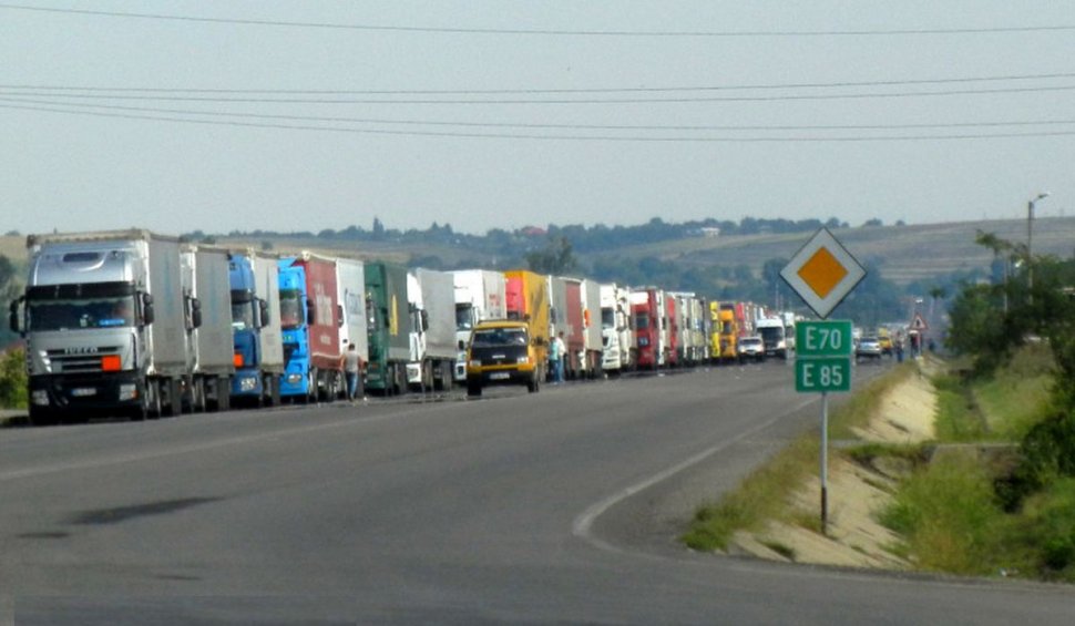 Transportatorii protestează miercuri cu 100 de TIR-uri în faţa Guvernului