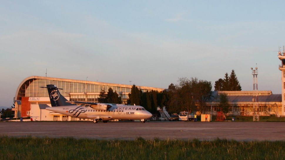 Avion oprit la sol, în Suceava, din cauza răzbunării unui pasager fără certificat verde
