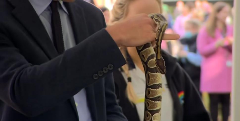 Ducele și ducesa de Cambridge, cu o tarantulă și un șarpe în mână, în Irlanda de Nord 729307