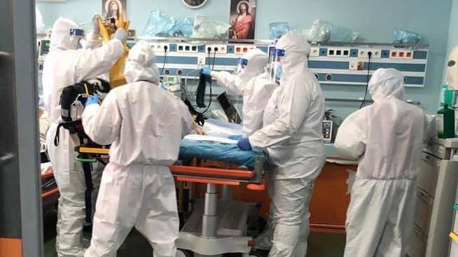 Pacienţii din două spitale din Capitală, externaţi de urgență, pentru a face loc bolnavilor COVID