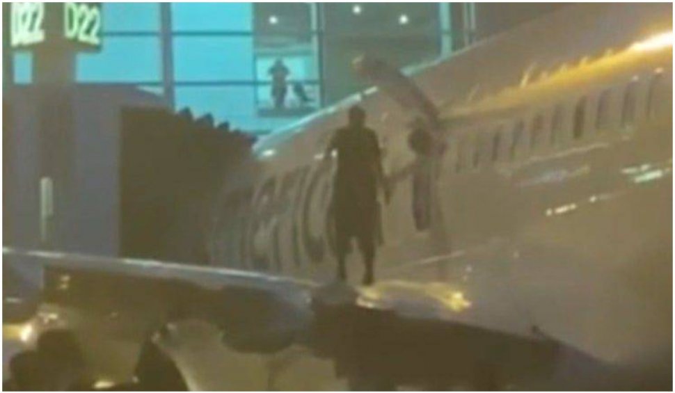 Un pasager a sărit pe aripa unui avion, la scurt timp după ce aeronava a aterizat pe aeroport