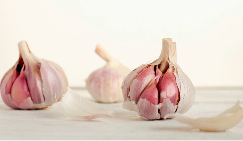5 beneficii mai puțin cunoscute ale consumului de usturoi