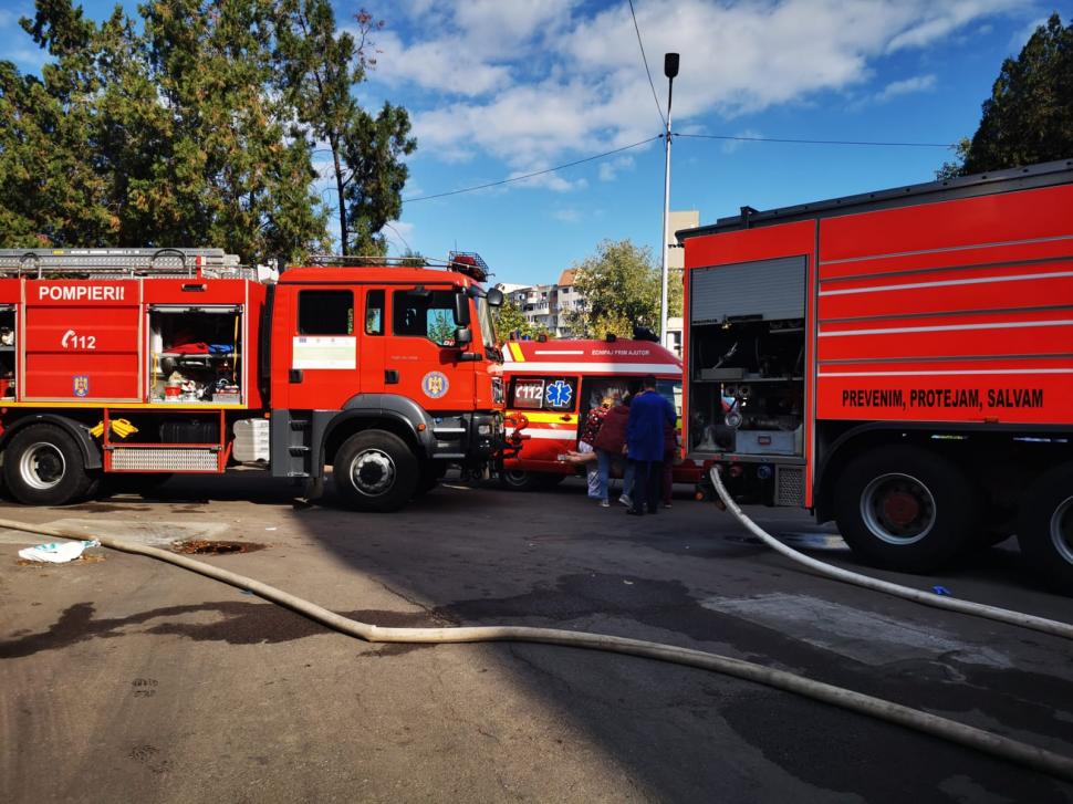 Bolnavi cu tuburi de oxigen scoşi în stradă şi oameni resuscitaţi în curte, după incendiul de la Spitalul de Boli Infecțioase din Constanţa 729522