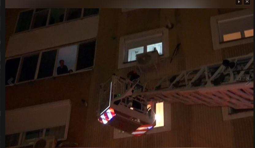 Bunică salvată de pompieri după ce a fost închisă pe balcon de nepoţica de 2 ani 729491