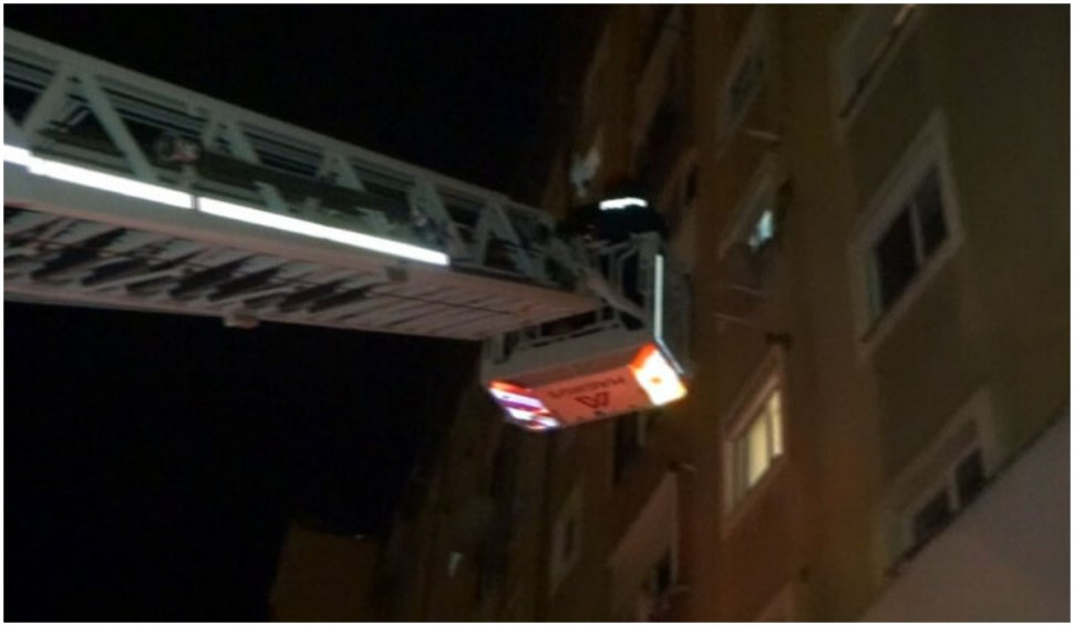 Bunică salvată de pompieri după ce a fost închisă pe balcon de nepoţica de 2 ani